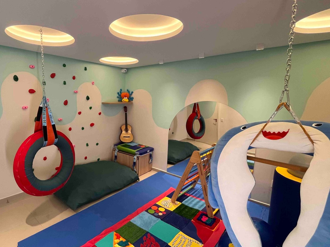 Sala sensorial com parede de escalada
